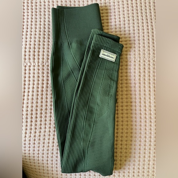 The Giving Moment Tonal Leggings - Picture 3 of 3